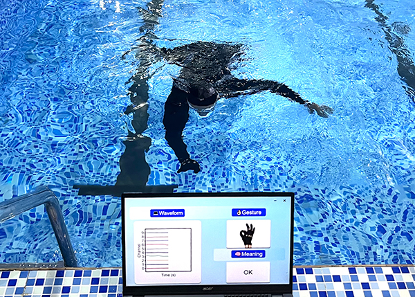 Waterproof ‘e-glove’ could help scuba divers communicate image
